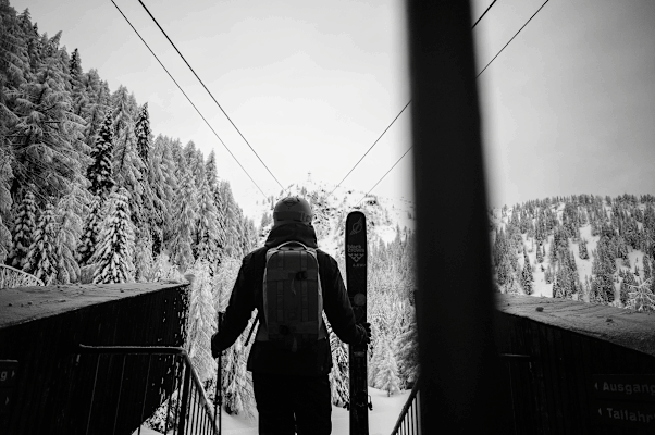 Wer auf die Gondel wartet, kann entweder auf sein Mobiltelefon starren oder einfach den Moment der Ruhe genießen