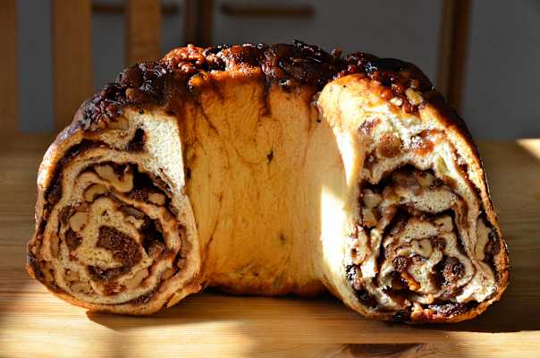 Anschnitt eines Kärntner Reinlings gefüllt mit Zucker, Zimt, Rosinen und Walnüssen