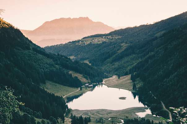 Julia Huber: „Am Steirischen Bodensee: Letzten Sommer hatten wir das Glück, bei perfektem Wetter auf den Höchststein aufzusteigen. Auf dem Weg zur Hans Wödl Hütte bot uns dieser Ausblick auf die Kammspitze.“