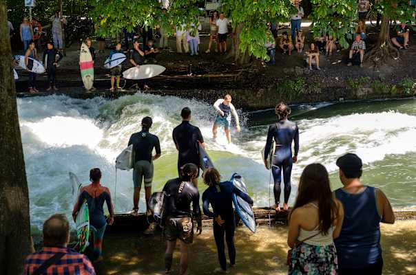 Die Eisbach-Surfer im Englischen Garten (München)