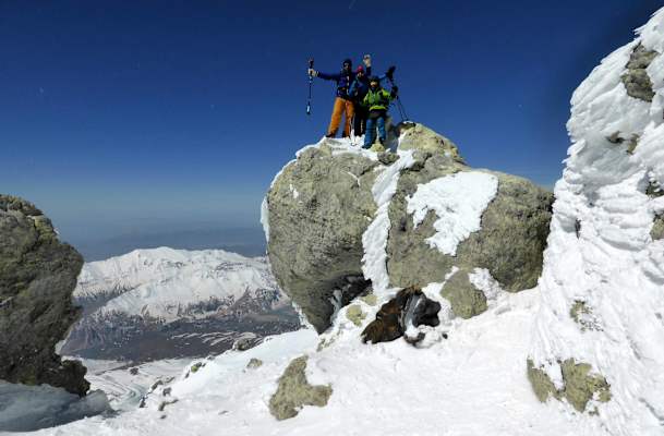 Mit Gästen am Gipfel des Damavand (5.610 m), dem höchsten Berg Irans