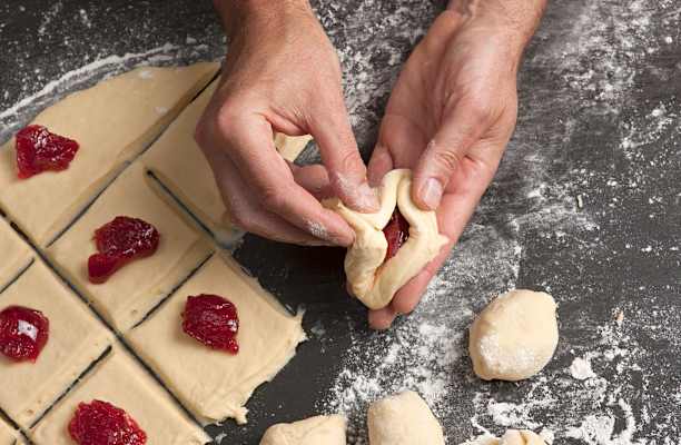 Buchteln (Wuchteln, Rohrnudeln) werden mit Marmelade gefüllt