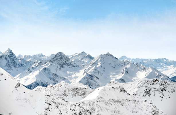 Der Blick vom Parpaner Rothorn in die Gipfelwelt um Lenzerheide
