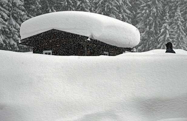 Mannshohe Schneemauern haben sich auch in Mühlbach am Hochkönig gebildet