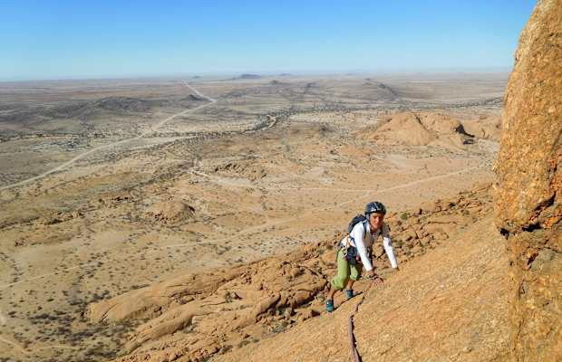 Gemeinsam mit seiner Frau Karin nutzt Roman die Freizeit beim Tradklettern in Namibia