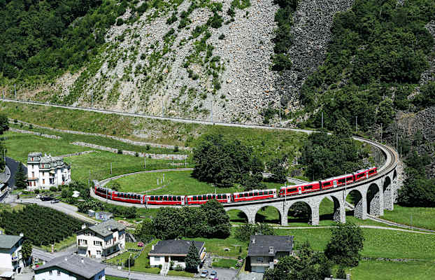 Der Bernina Express auf dem Kreisviadukt Brusio