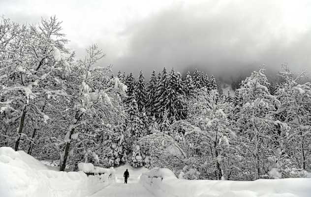 Die tief verschneite Gemeinde Untertauern in Salzburg