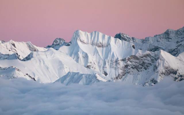 Der 2.268 m hohe und tief verschneite Schneck im sanften Abendlicht