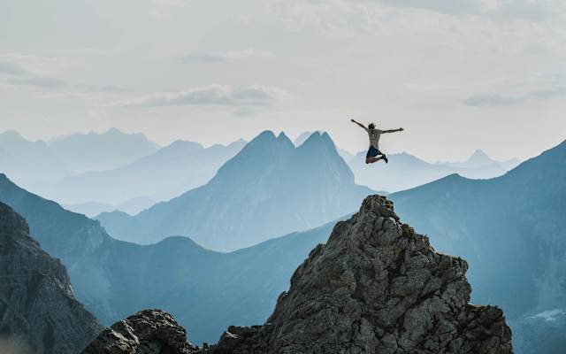 Selfie: Der Fotograf selbst gibt einen Sprung zum Besten, die markanten Höfats im Hintegrund