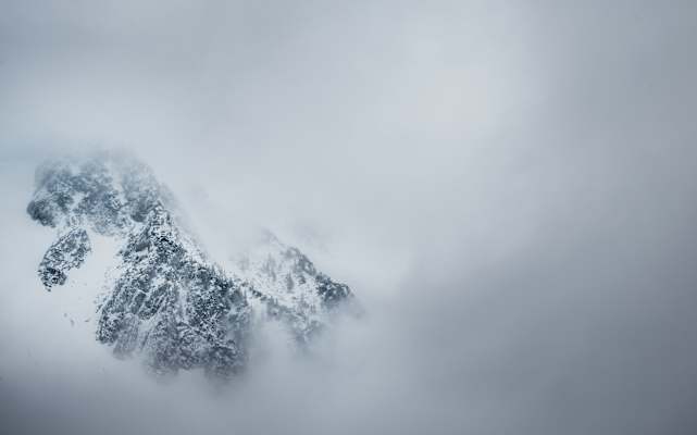 Schneeberg im Nebelmantel