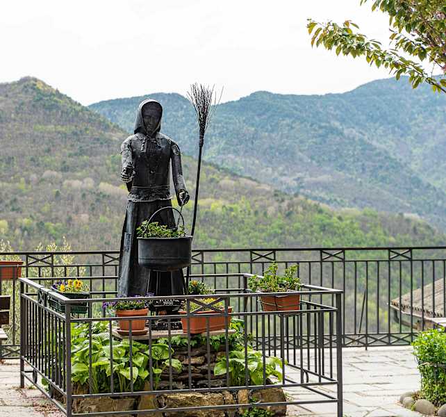 Der schaurigen Hexengeschichte ist ein Denkmal in Triora gewidmet.