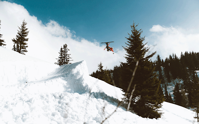 Wer seine halbe Jugend in der Luft verbracht hat, sieht überall geeignete Spots für Backcountry-Kicker