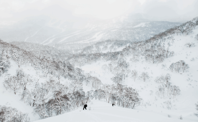 Neben dem Skiresort Kiroro, bietet das weitläufige Gelände der Berge unzählige Möglichkeiten zum Skitouren