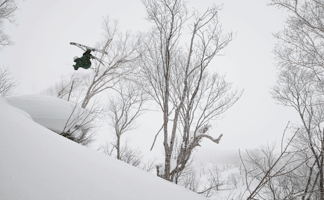 Josh Absenger tut es ihm gleich und packt einen feinen Flatspin aus seinem Trick-Repertoire aus
