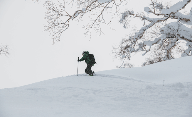 Josh pflügt sich durch den tiefen Powder nach oben zu seinem Glück