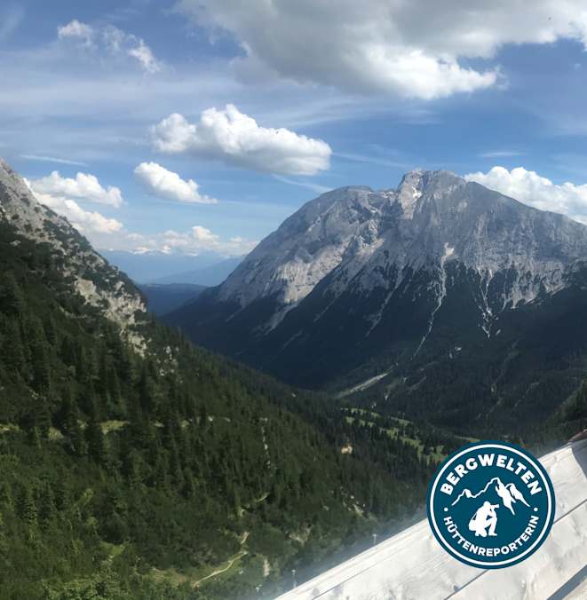 Ausblick vom Steinernen Hütt'l in Richtung Gaistal.