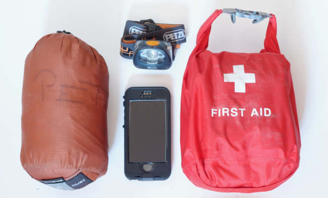 Das Mobiltelefon gehört zur Standard-Notfallausrüstung auf jeder Bergtour – eben Erste-Hilfe-Set,Biwaksack und Stirnlampe.