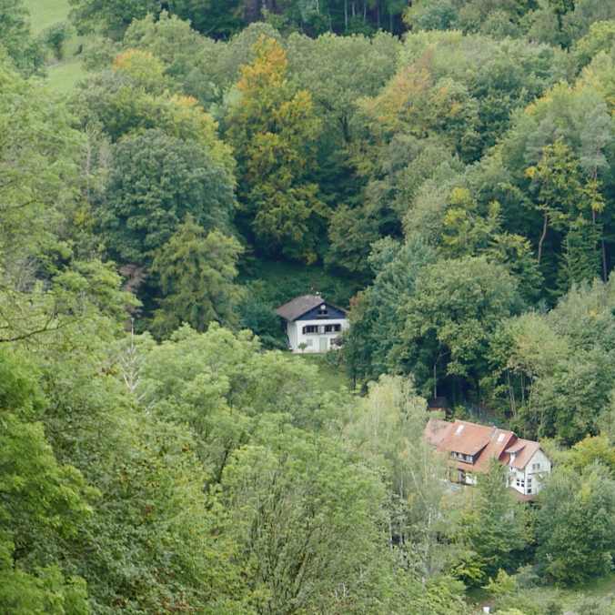 Versteckt liegt die Felsberghütte „Am Felsenmeer“ bei Reichenbach (Odenwald) auf einer Höhe von 254 m.