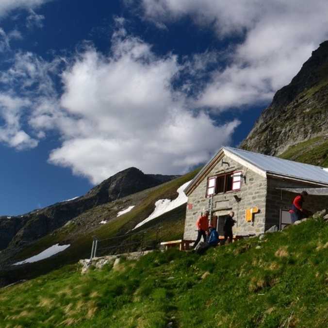 Die Adula Ute liegt am Ende des schönen Val Carassina, im Bleniotal