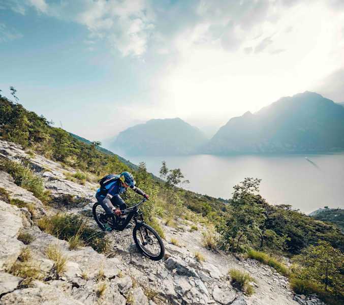 Anspruchsvoller, steiniger Trail mit Blick auf den Gardasee