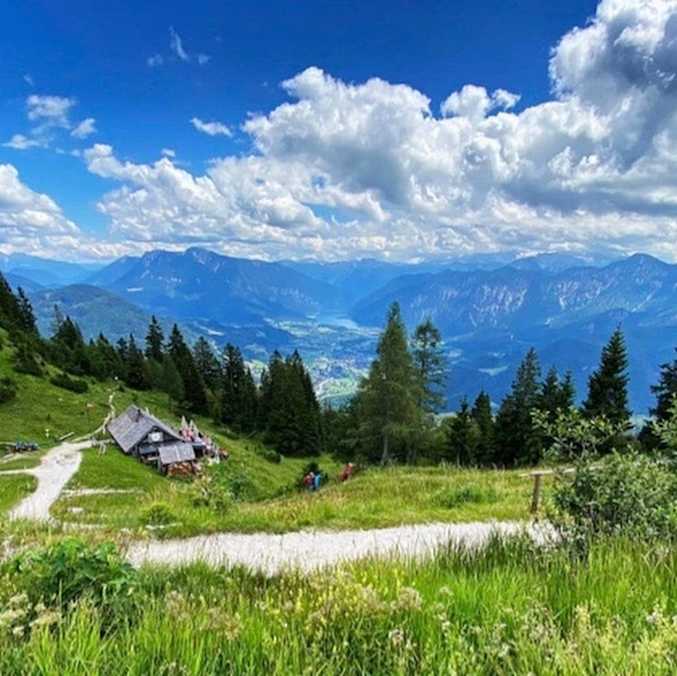 Lieblich eingebettet auf der Almfläche oberhalb von Bad Ischl