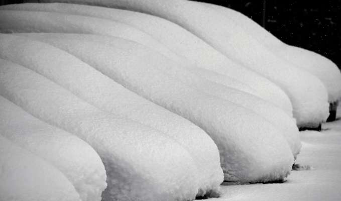 Auch Bayern wurde von den Schneemassen nicht verschont, wo ganze PKWs darunter verschwinden