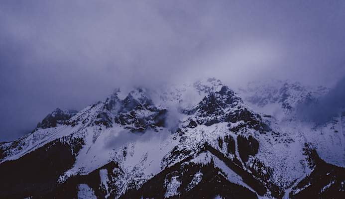 Tief hängen die dichten Wolken über dem Dachsteinmassiv in der steirischen Ramsau