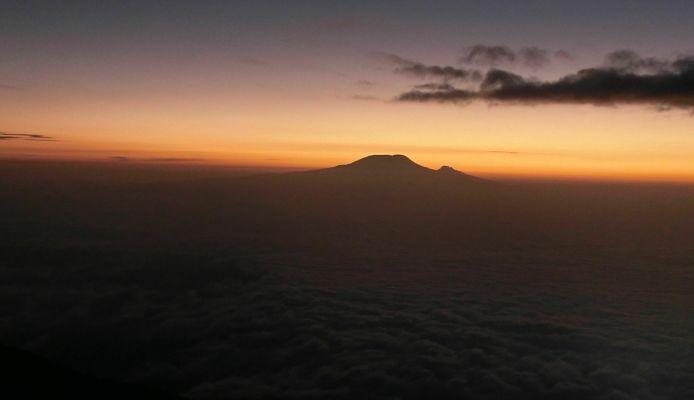 Sonnenaufgang am Kilimanjaro, fotografiert vom Gipfel des Mount Meru