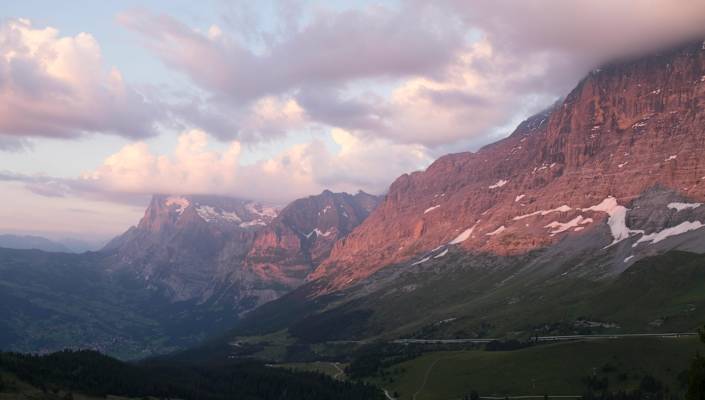 Die Nordwände des Eiger (3.967 m) und Wetterhorn (3.692 m) im letzten Abendlicht