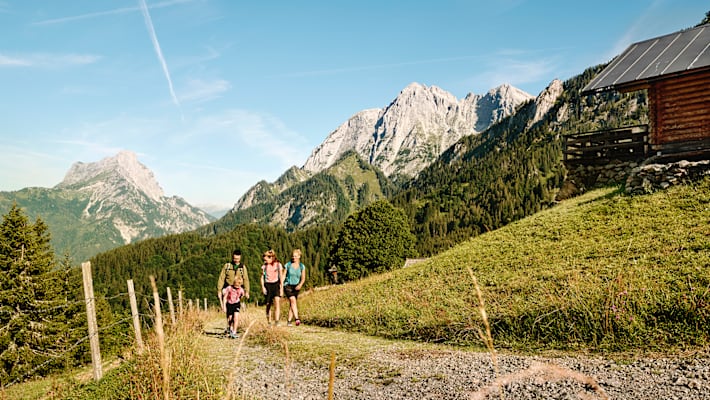 Eine Familie wandert an den grünen Wanderwegen im Sommer in der Steiermark.