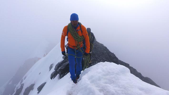 Fast schon mystisch: Bergführer Konrad Rösti führt Sonngrit durch den dichten Nebel