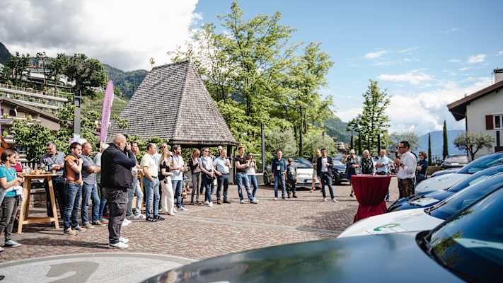 Eine Gruppe von Enthusiasten der E-Mobilität bei der Veranstaltung schenna.e.motion in Schenna.
