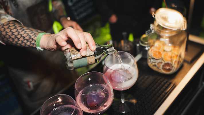 Ein Barkeeper mischt feine Gin-Cocktails.