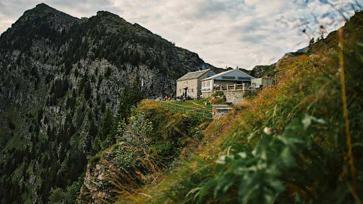 Gemütliche Berghütten mit Ausblick.