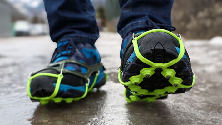 Schuhe im Schnee mir Spikes an