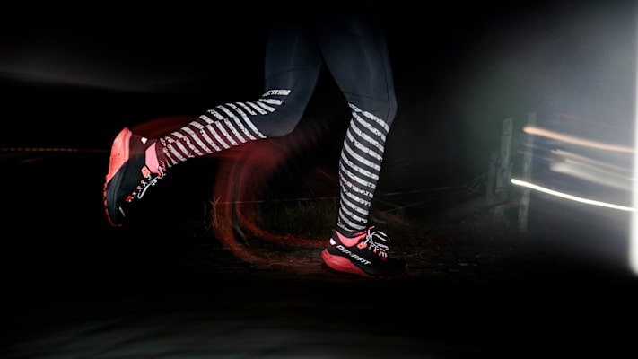 Reflektierende Laufschuhe in der Nacht.