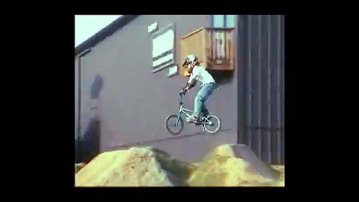 Nicholi Rogatkin fährt als Kind mit den Bike eine Rampe in der Natur hoch.