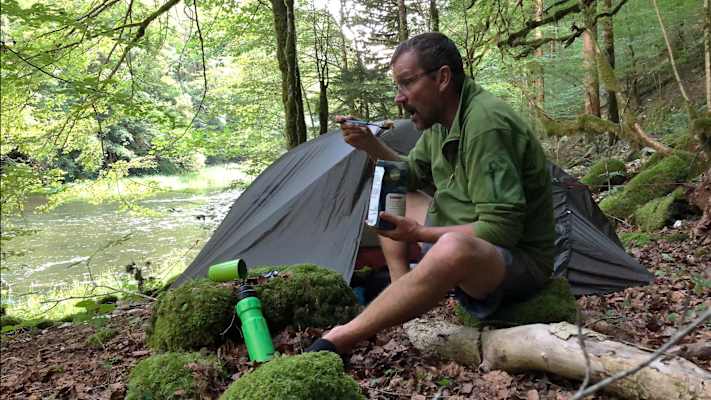 Zwei Schnauzer durchwandern die Schweiz