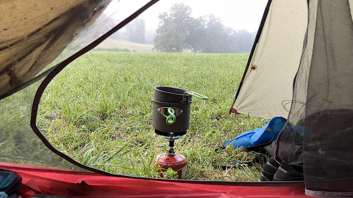 Zwei Schnauzer durchwandern die Schweiz