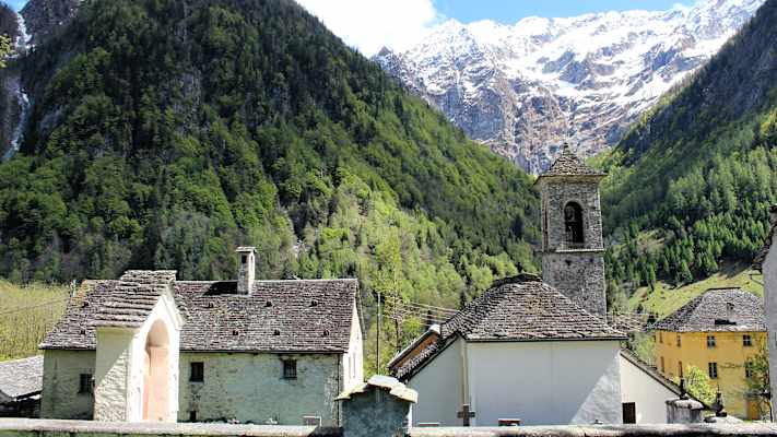 Niva, Fraktion von Campo Vallemaggia im Val Rovana. Ein Seitental, das zur Vallemaggia gehört. In der Mitte die Kirche S. Rocco.