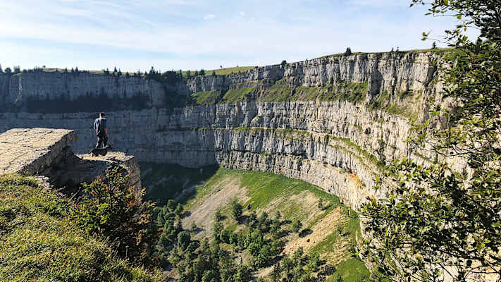 Zwei Schnauzer durchwandern die Schweiz