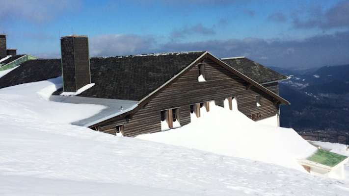 Das Berghaus Hochschneeberg im Winterschlaf