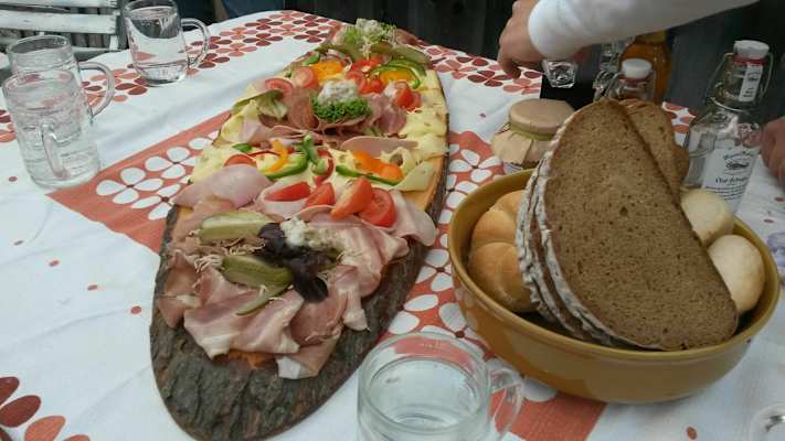 XL-Brettljause mit regionalen Schmankerln