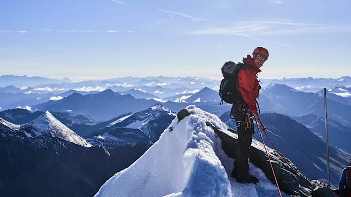 … und steigen dann in den Gipfelgrat des Großglockners ein