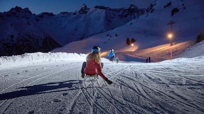 Wer abends noch nicht genug hat, sucht beim Nachtrodeln den letzten Kick.