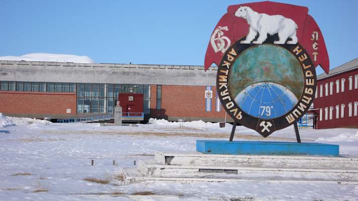 Menschen verweilen hier nur wenige und sie bleiben meist nicht lange, so wie hier in Pyramiden.