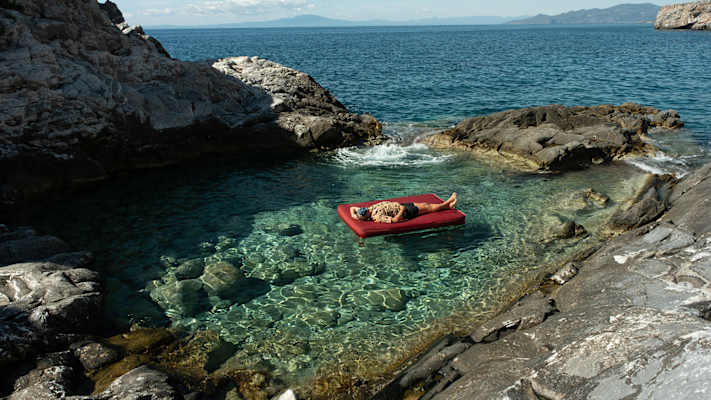 mann auf megamat von exped im wasser