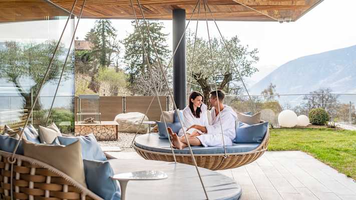 schenna, wellnessen, ein paar sitzt in einer liege