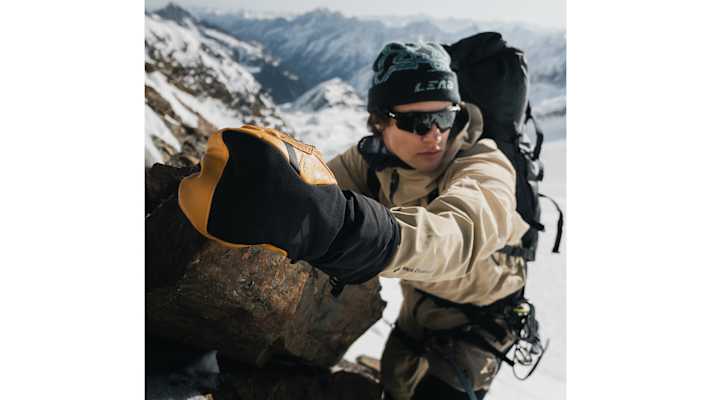 mann klettert den berg hinauf mit zanier handschuhen