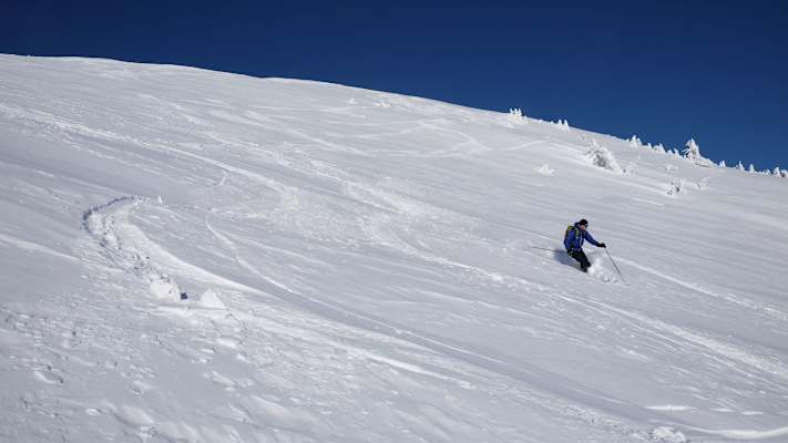 Skitour auf den Dovška Baba in Slowenien: Abfahrt am Gipfelhang